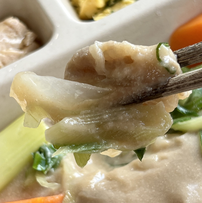 牛肉の胡麻ポン蒸し 焦がし葱を添えてのアップ